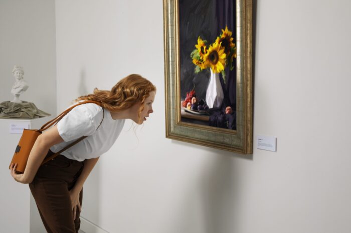mujer-leyendo-cartela-museo