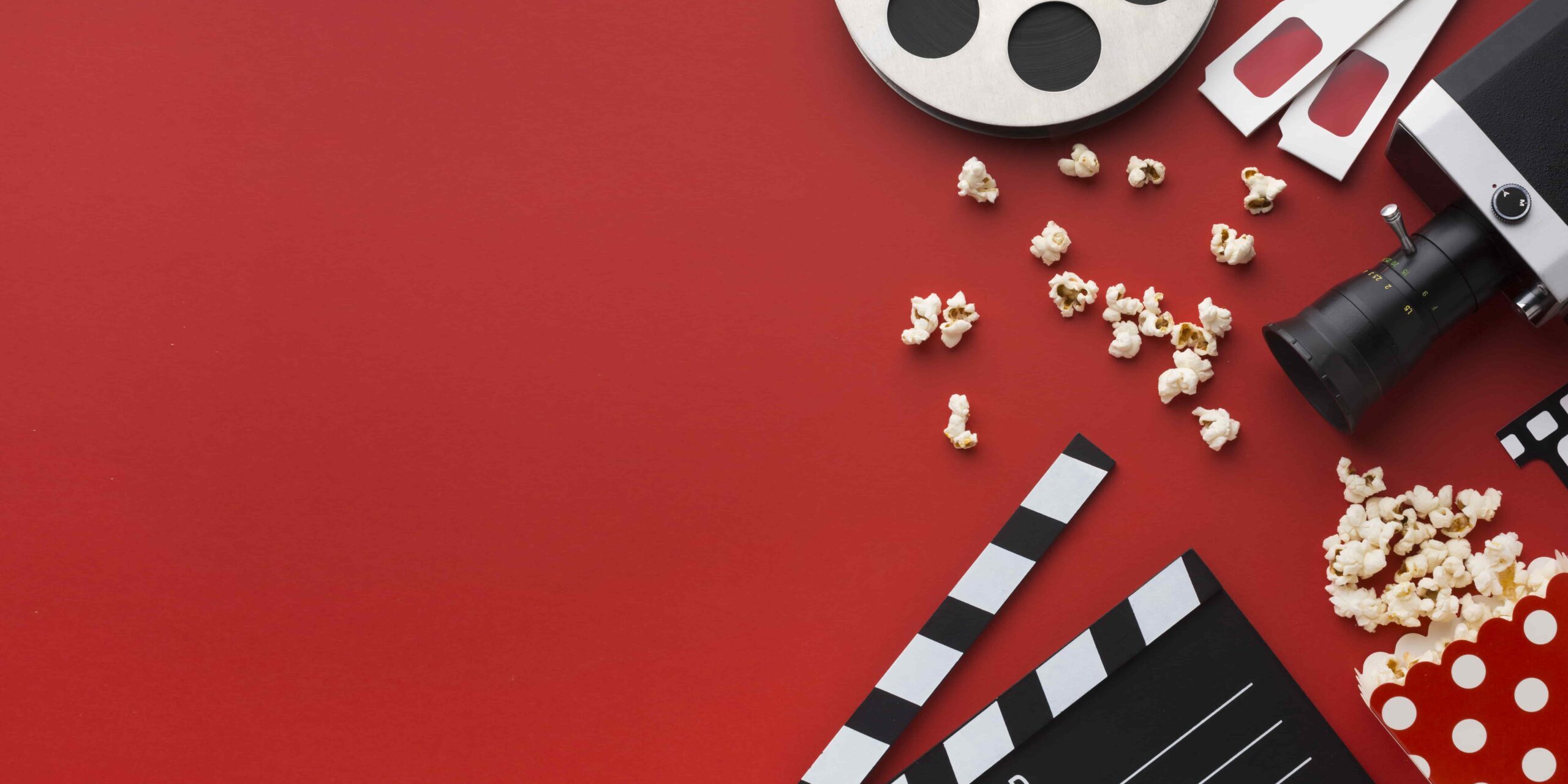 assortment-cinema-elements-red-background-with-copy-space-min subtitulado - elceti.es